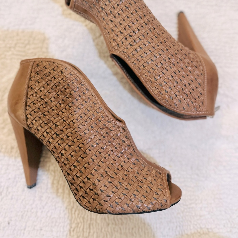 Like new. Vince Camuto taupe leather. Size 10